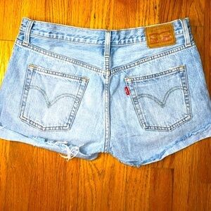 LEVI’S Blue Distressed Denim Jean Shorts High-Waisted Women’s Size 28